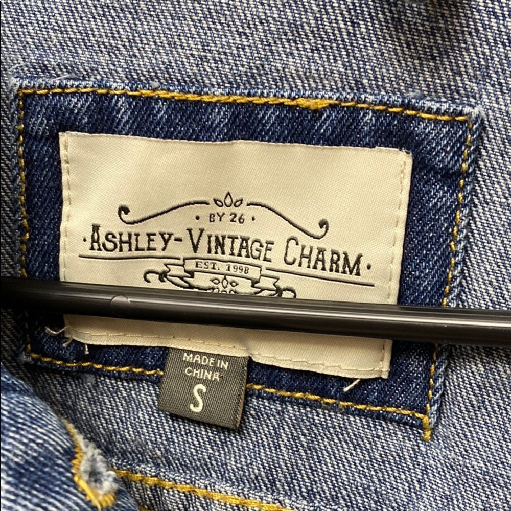 Jean jacket size small - Picture 2 of 4